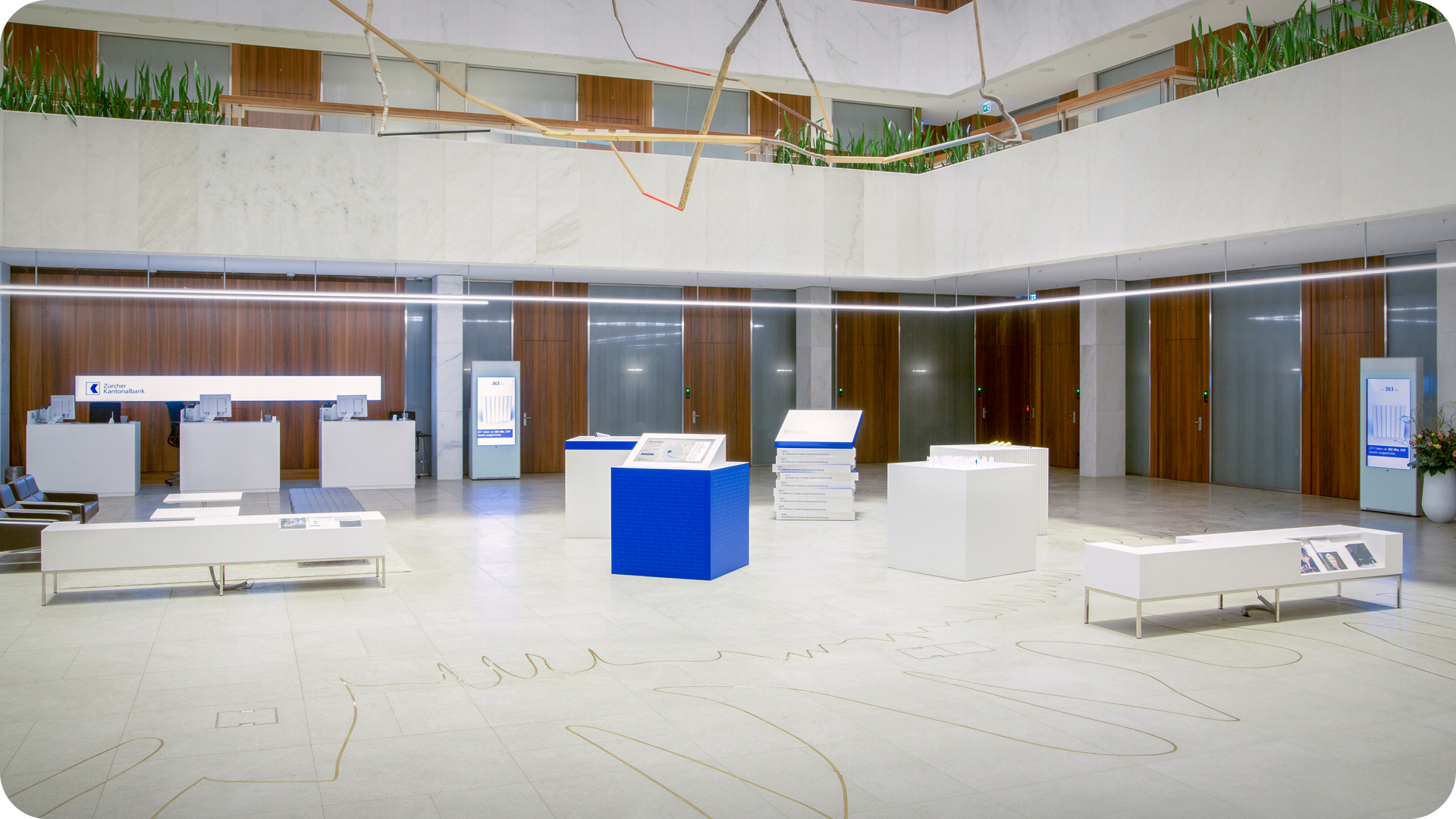 Physische Installation am Hauptsitz der Z&uuml;rcher Kantonalbank mit 5 individuellen Kuben, von Staay vorne der interaktive Touchscreen-Tisch